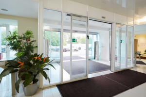 Tipos de puertas automáticas para oficinas, ¿qué opción es mejor?