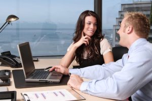 Cómo saber si un compañero de trabajo tontea contigo​