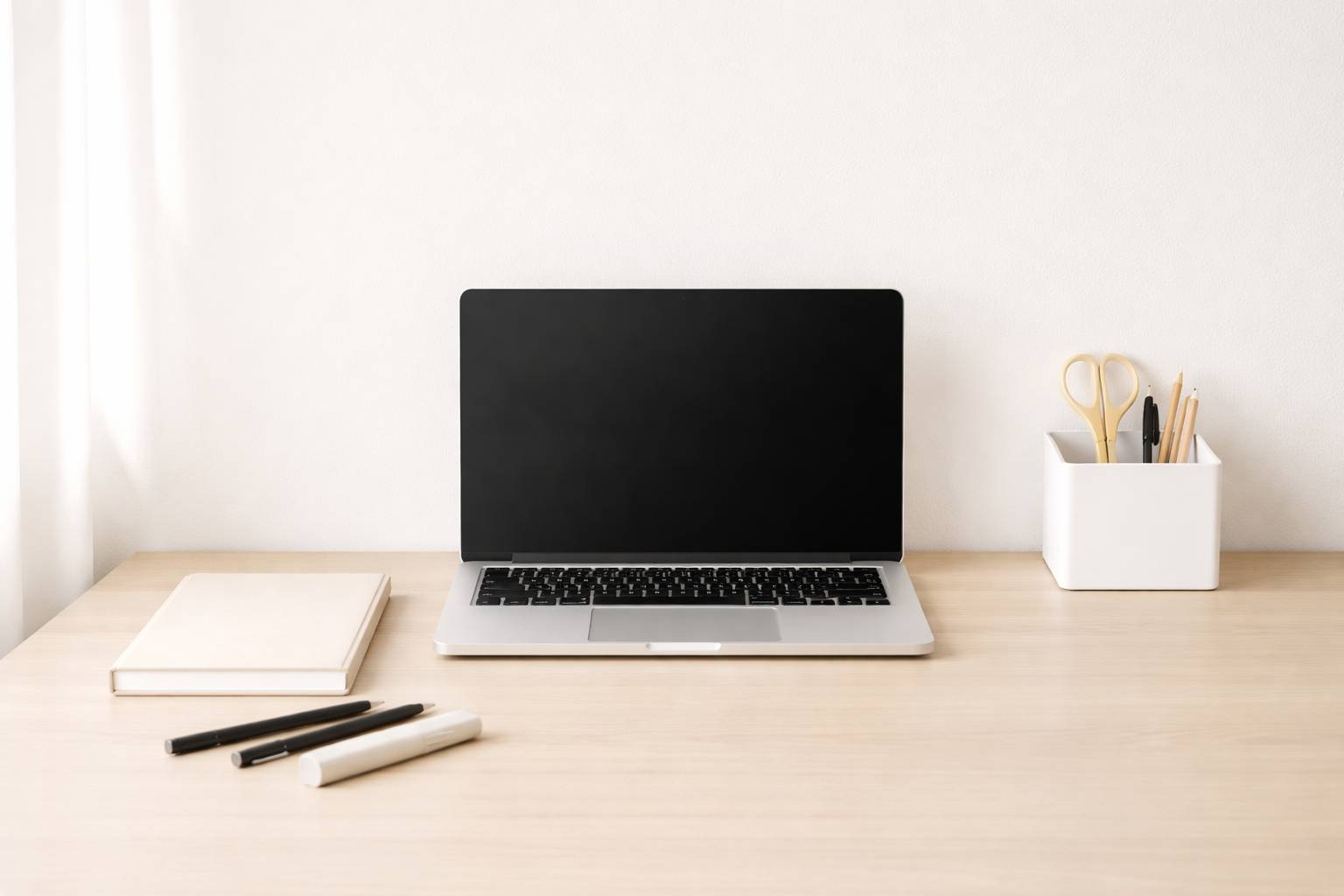 Papelería minimalista: qué materiales necesitas realmente en tu escritorio de trabajo